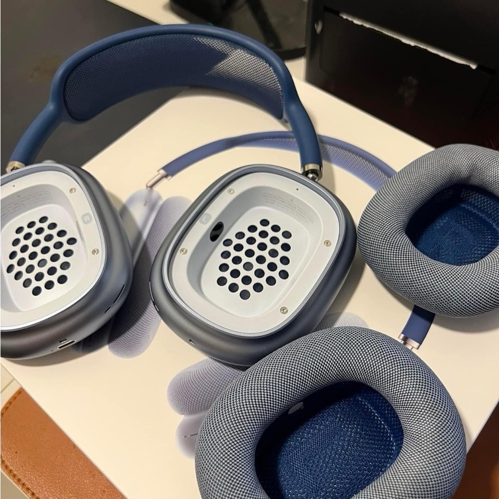 Apple AirPods Max - All Colors - Picture 4 of 6